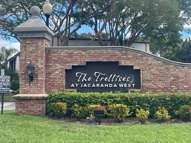 In Jacaranda Country Club - 952 Mockingbird Ln