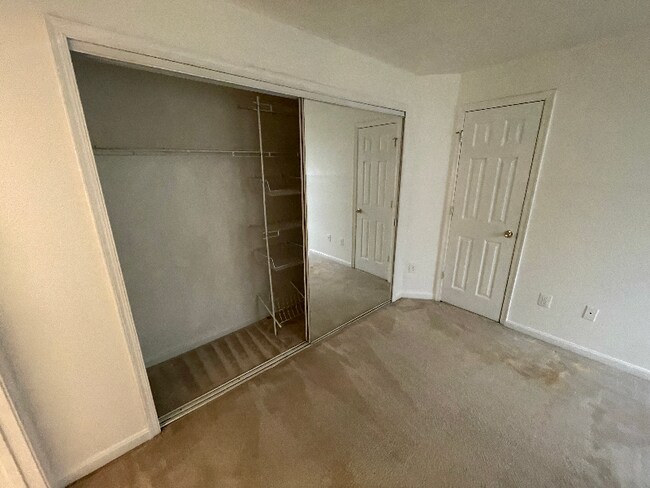 Building Photo - 931 Hillside Lake Terrace
