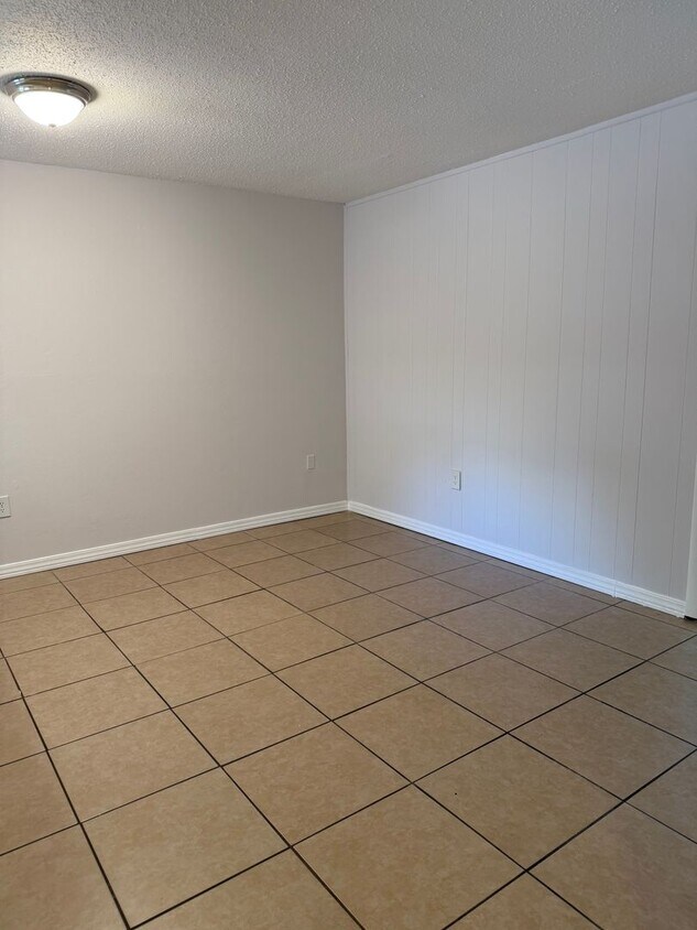Foto principal - Location, location, location! 876 SF Unit-...