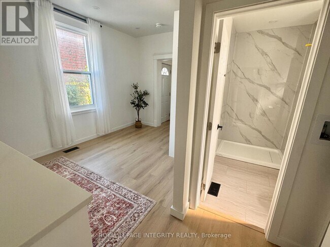 Photo du bâtiment - 920 Gladstone Ave