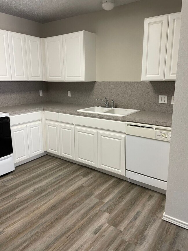 Foto del edificio - 3425 97th Street - Beautiful 2/2/2 with la...