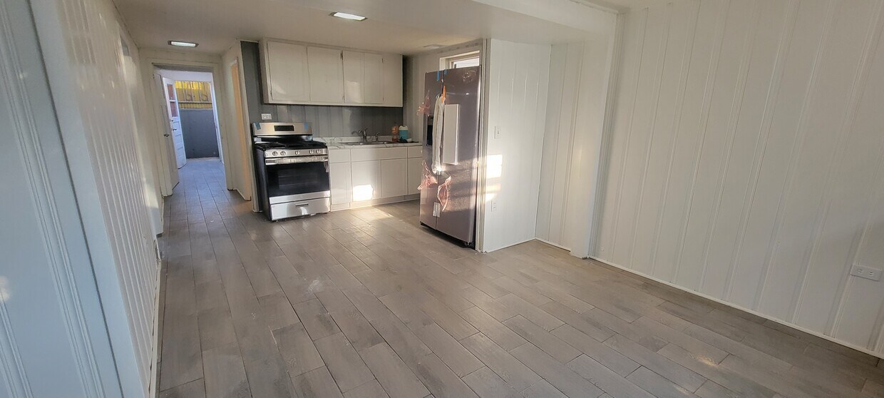 Kitchen - 4253 N Narragansett Ave