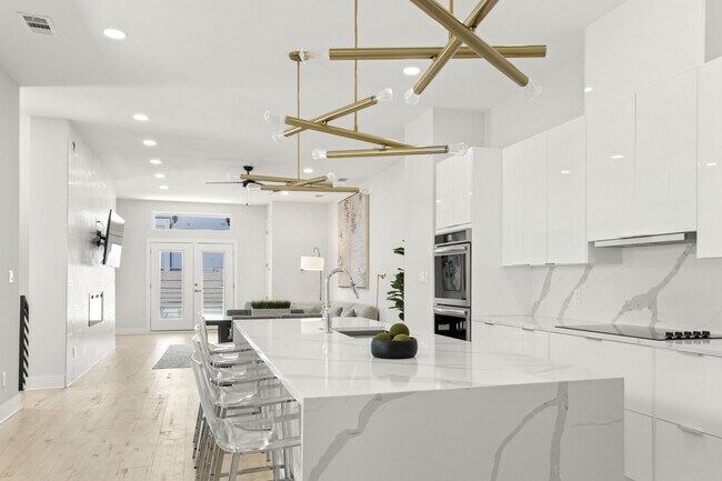 Foto del edificio - 2419 Crossman Ave