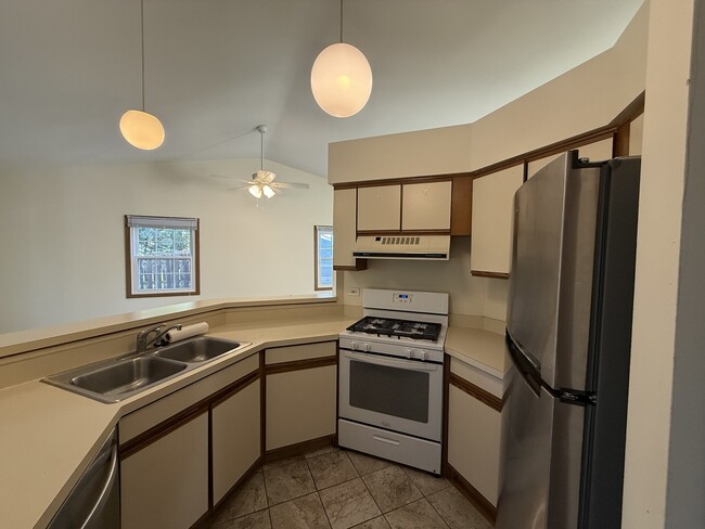 Building Photo - 1335 Fountain Green Dr
