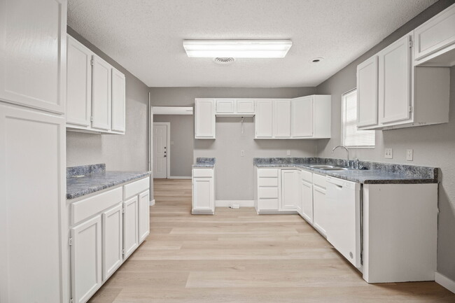 Building Photo - Cozy 3 Bed, 2 Bath with Backyard Deck