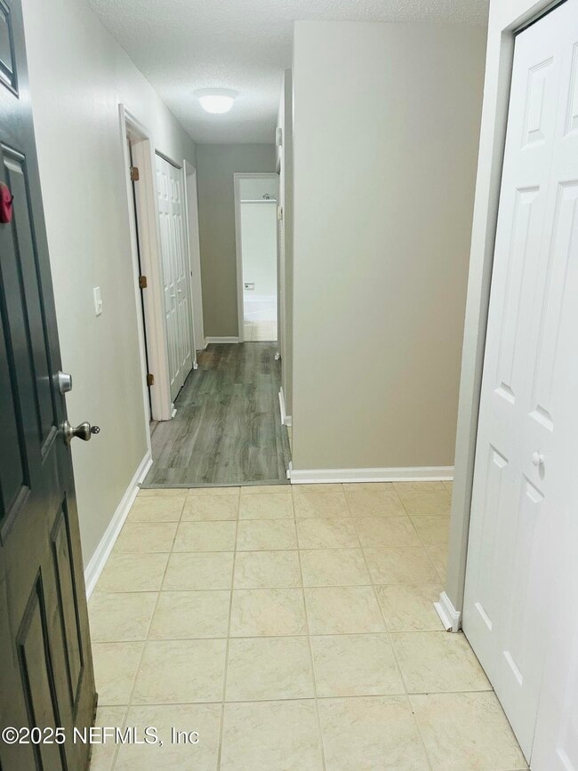 Building Photo - 8880 Old Kings Rd S