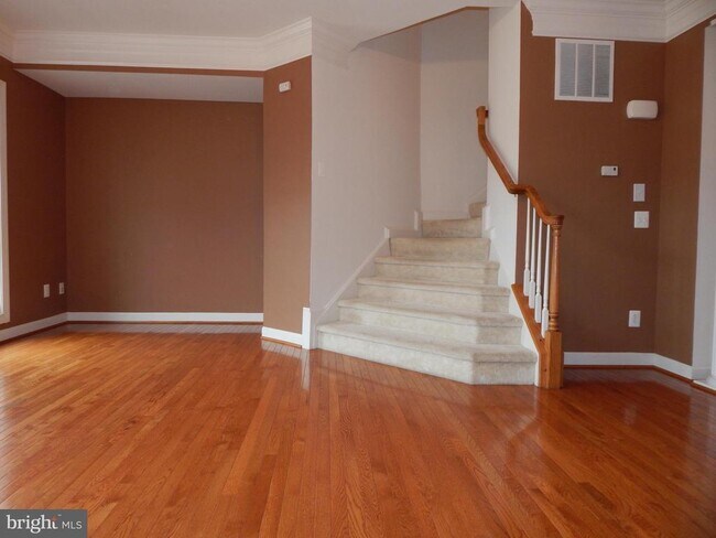 Building Photo - 1046 Hotchkiss Pl