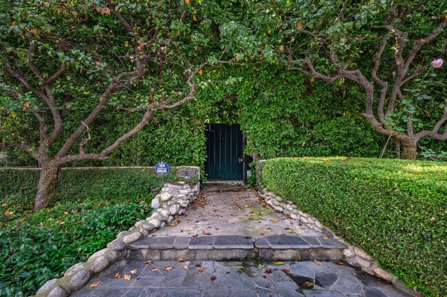 Foto del edificio - 1321 Hayworth Ave