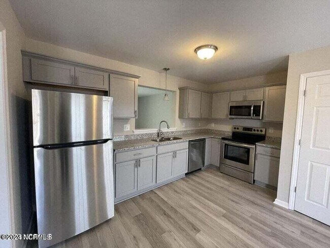 Building Photo - 312 S Pointe Dr