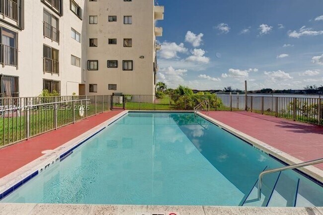 Foto del edificio - 9915 W Okeechobee Rd