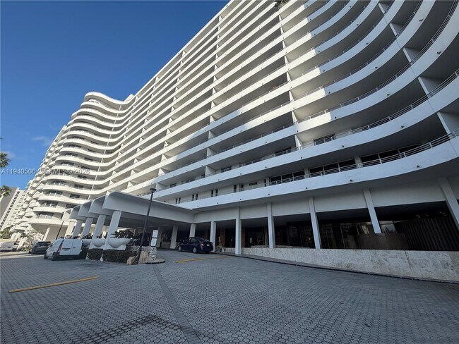 Foto del edificio - 5750 Collins Ave