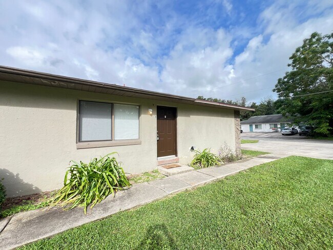 Foto del edificio - Beautifully Renovated 2 Bedroom, 1 Bathroom Home in Prime Ocala Location! Lawn Care Included!