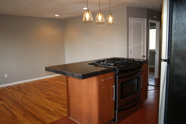 Building Photo - 923 NE 68th Ave