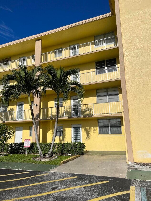 9949 Sandalfoot Blvd Unit 514, Boca Raton, FL 33428 Condo for Rent in