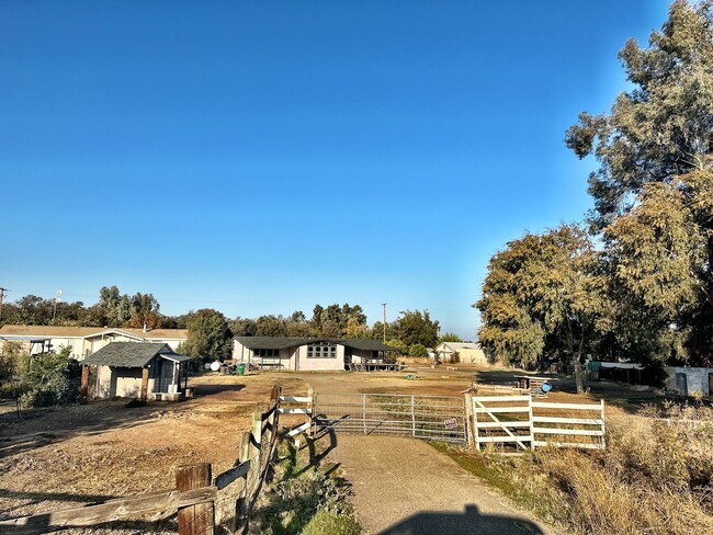 Building Photo - 32323 SIERRA DR - 3 BEDROOM 2 BATH - 1 ACR...
