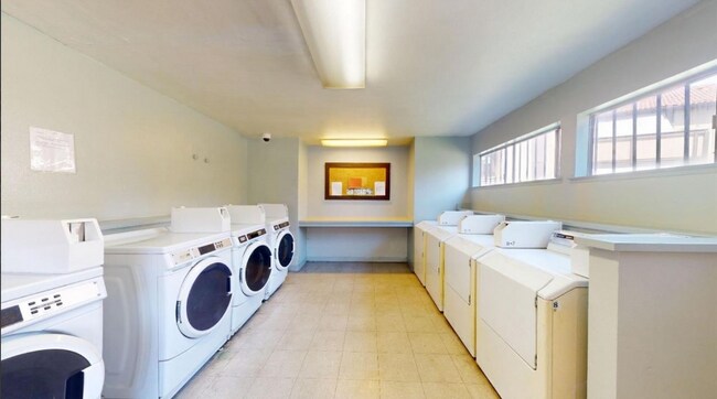 Foto del edificio - 1550 W Ashlan Ave