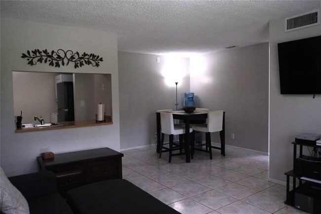 Foto del edificio - 10002 Winding Lake Rd