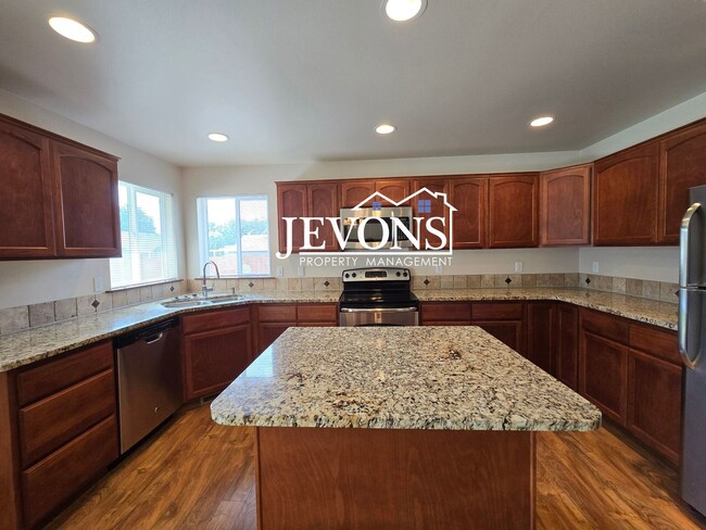 Building Photo - Inviting 3-bedroom single-family home with...