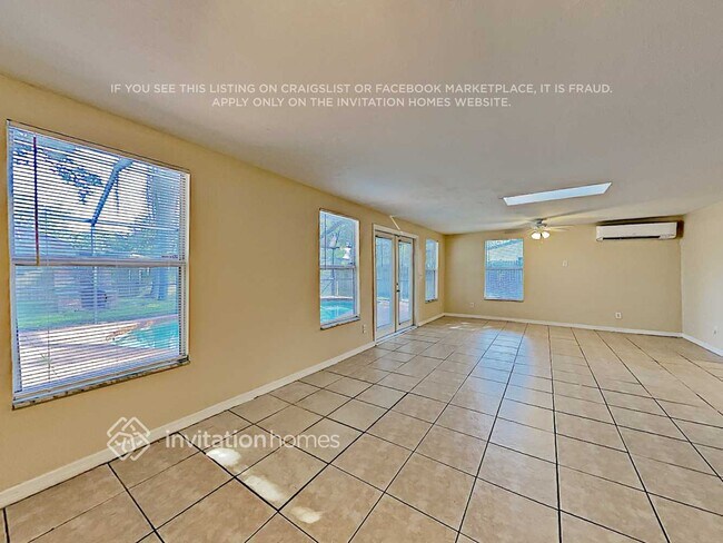 Foto del edificio - 5335 Laurelwood Pl