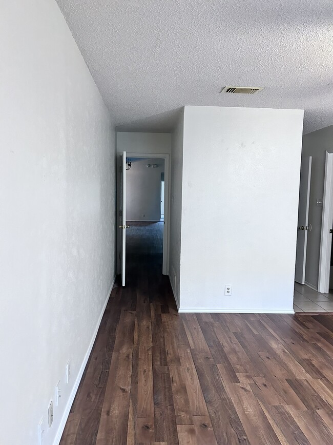 Building Photo - 2200 Canterbury Ct