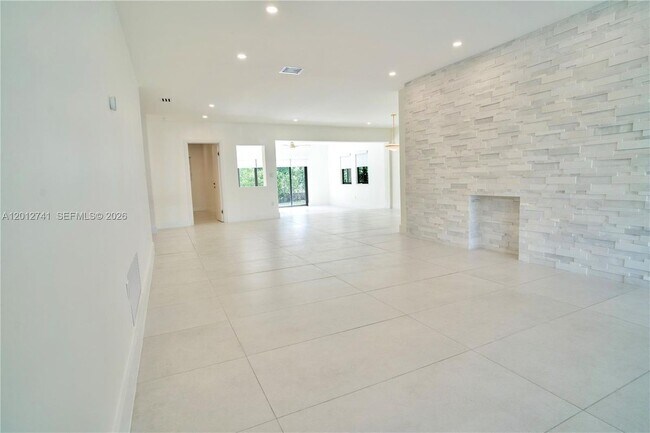 Foto del edificio - 8811 Carlyle Ave