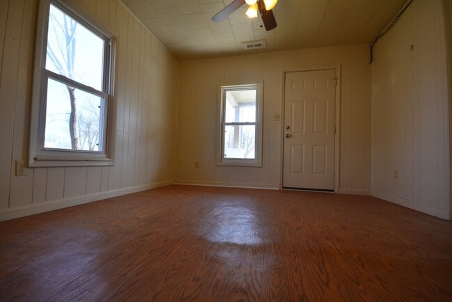 Building Photo - Adorable 2 bedroom 1 bath house!!