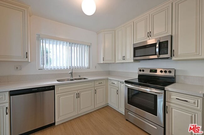 Building Photo - 1128 Rexford Dr