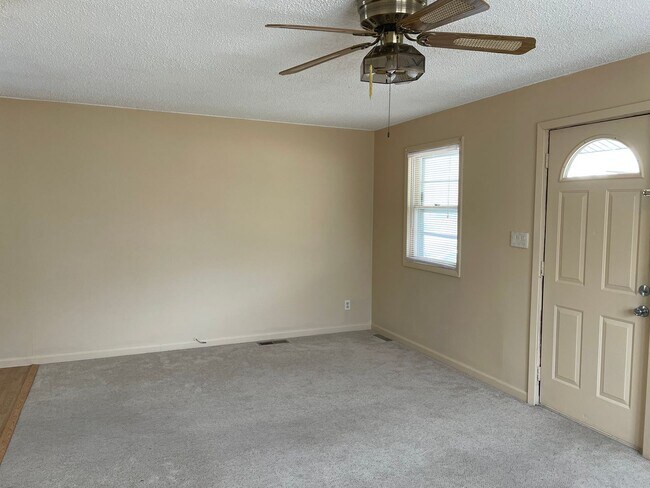 Building Photo - Rare find! 4 Bedroom!