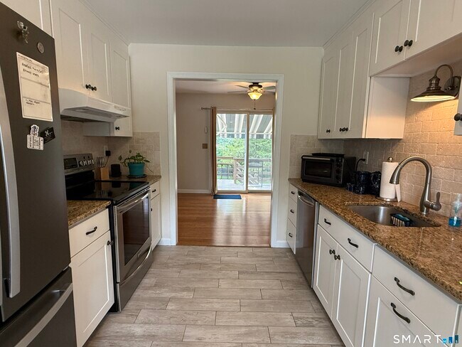 Building Photo - 4 Castle Meadow Dr