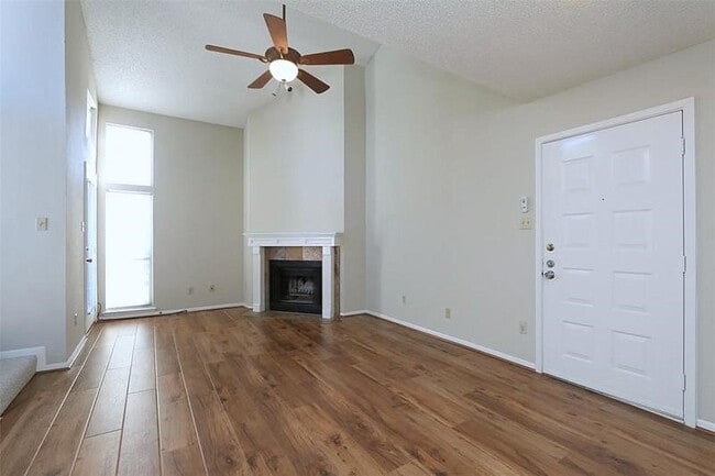 Building Photo - 10855 Meadowglen Ln