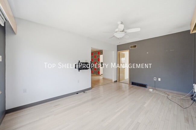 Building Photo - 502 Lacona Ave