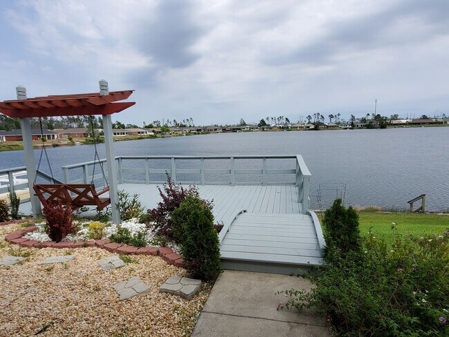 Foto del edificio - Waterfront Home on Lake Marin! 3 BR|2.5 BA with Great Outdoor Space!