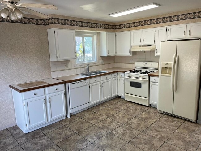 Building Photo - 725 Clearwood Ct
