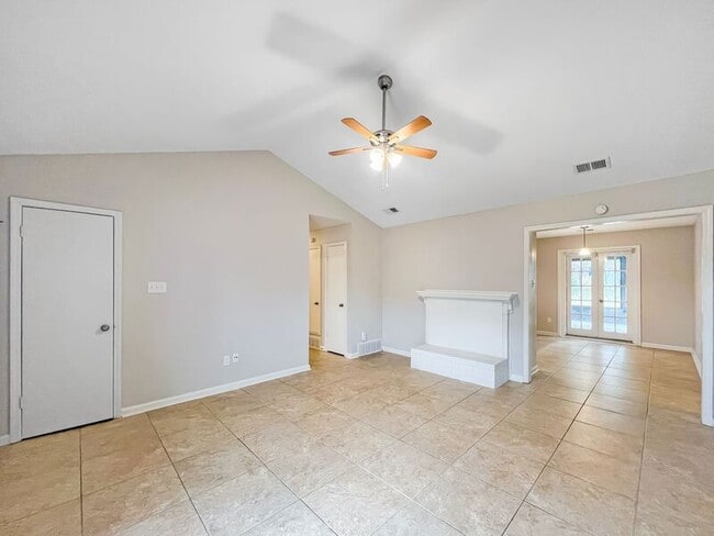 Foto del edificio - 3380 Laurel Dr