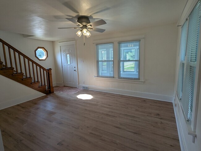 Building Photo - 123 3rd St