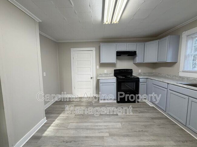 Building Photo - 629 W Kerr St