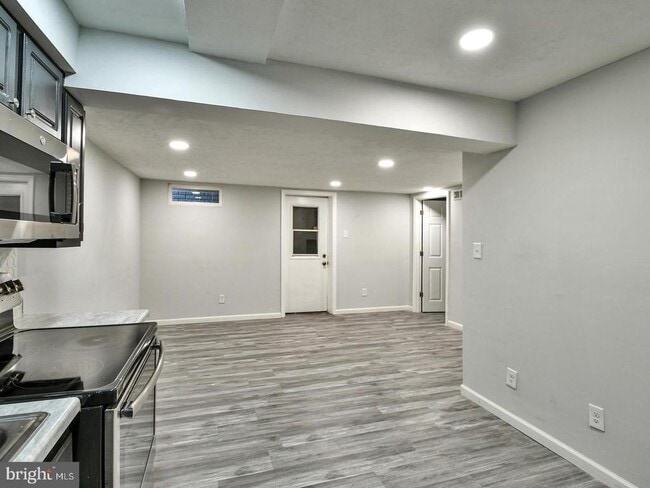 Foto del edificio - 1203 Kings Heather Dr