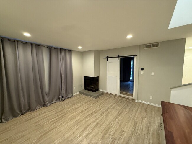 Foto del edificio - 7522 Holly Hill Dr