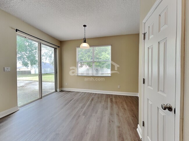 Foto del edificio - 2475 Breezy Meadow Rd