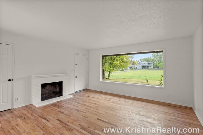 Foto del edificio - NEWLY RENNOVATED CHARMING MODERN 3BD* 2 BA...