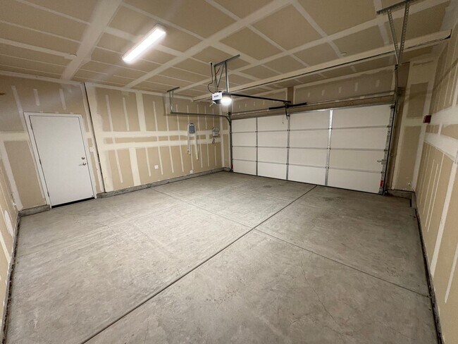 Building Photo - Woodside Home in NW Visalia Rent Ready!