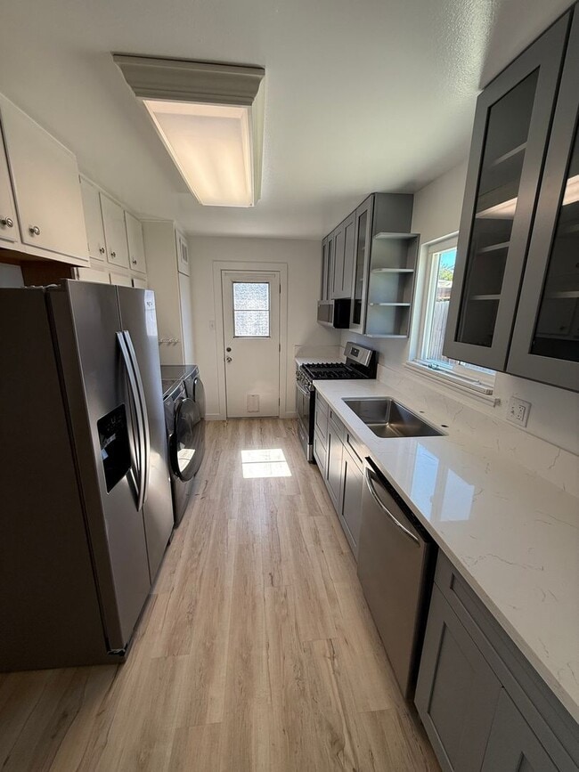 Foto del edificio - Charming Remodeled 3 Bedroom / 2 Bathroom ...
