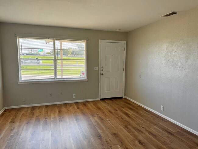 Building Photo - Affordabe 3 Bedroom, 1 Bathroom Home Close...