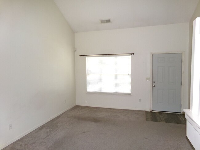 Foto del edificio - Greensboro Townhouse near Wendover Ave and I-40.