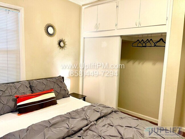 Foto del edificio - 4829 Castle Ave