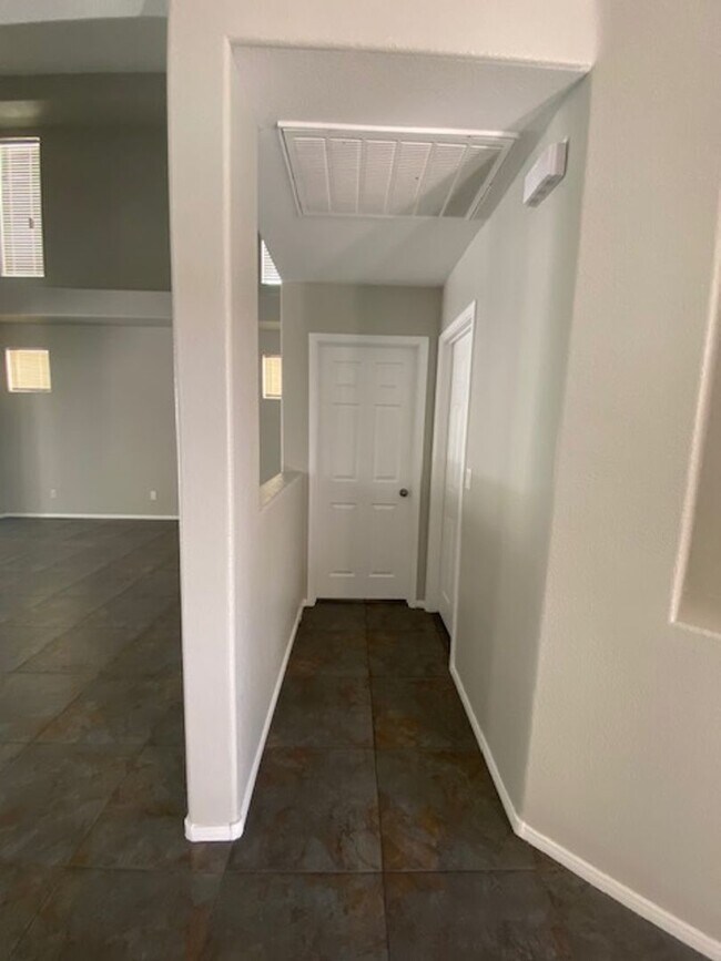 Building Photo - Southern Highlands 4 Bedroom- Single Famil...