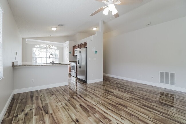 Building Photo - 2215 Justin Ave
