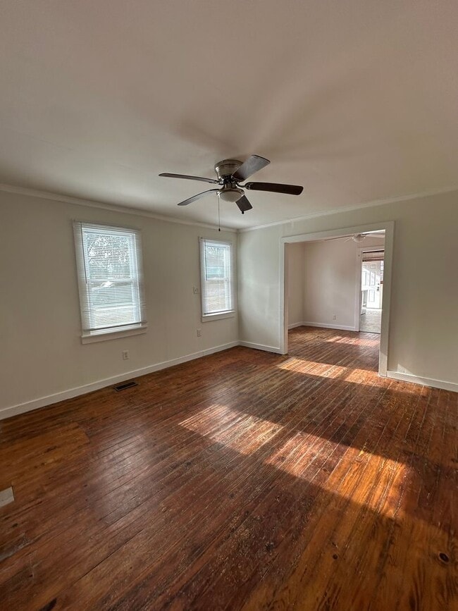 Building Photo - In town - 3 Bedroom, 1 bathroom house move-in ready