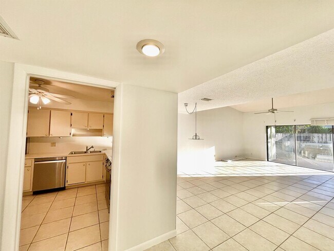 Foto del edificio - 6988 NW 30th Ave