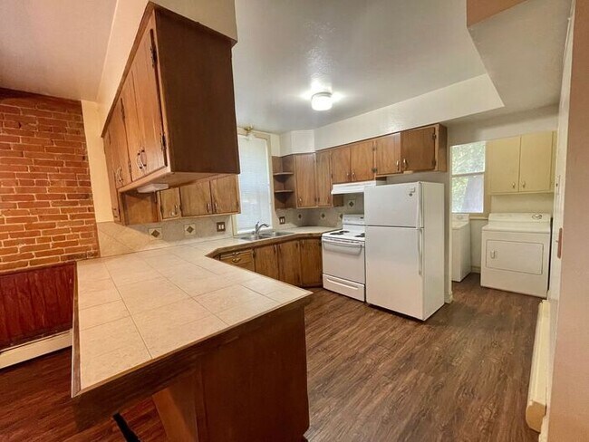 Foto del edificio - Beautiful 3 Bed 1.5 Bath Townhome in a Ren...